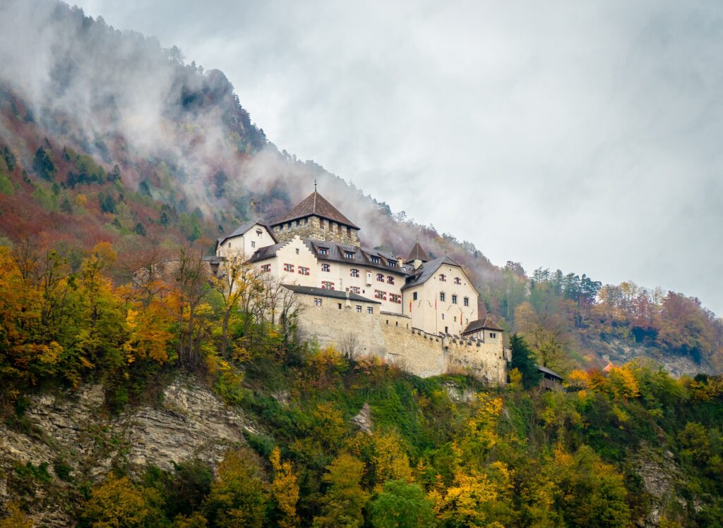Решили открыть счет в Лихтенштейне? Узнайте о преимуществах и недостатках банковской системы Лихтенштейна