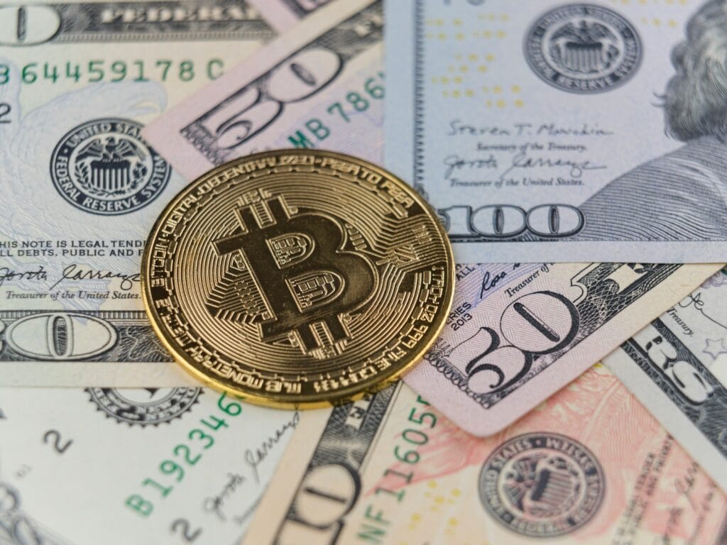 Налог на богатство в Швейцарии: биткоин на вершине стопки денег