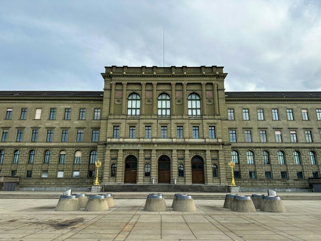 Высшее образование в Швейцарии для иностранцев: большое здание ETH Zurich с множеством окон