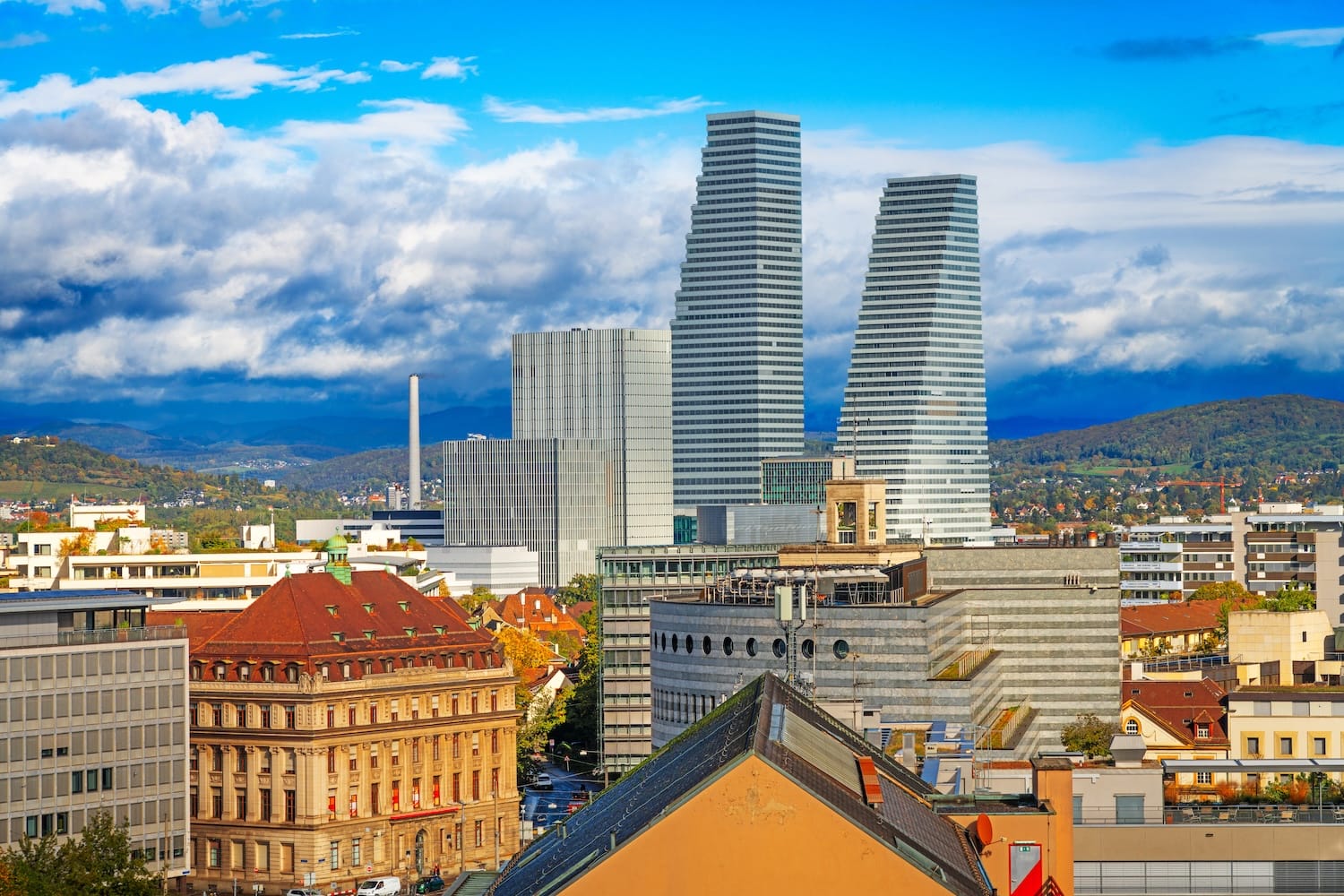 Как найти работу в Швейцарии — панорама Базеля с башнями Roche, фармацевтической столицы страны