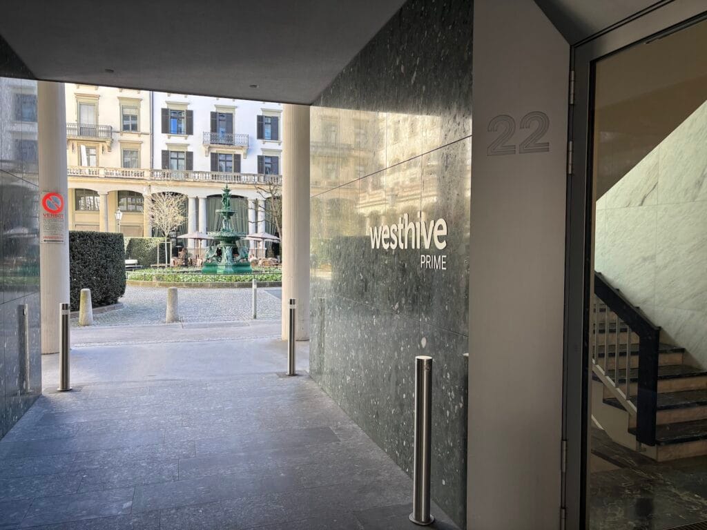 Современный мраморный фасад бизнес-центра в Швейцарии, где мы предлагаем помощь: Открытие бизнеса в Швейцарии через GmbH.